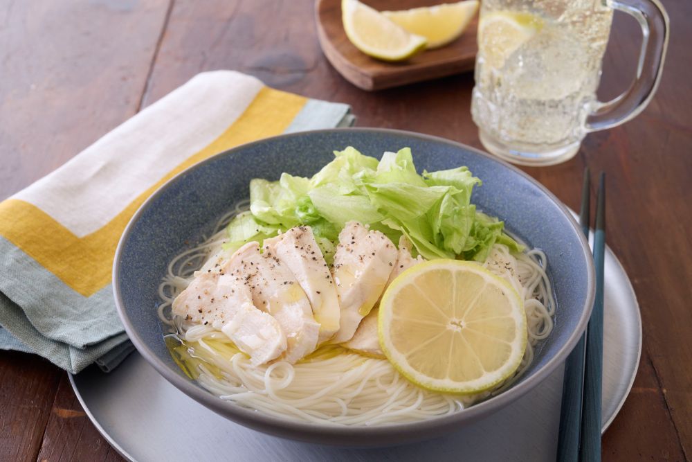 ツルツルとすすむ、鶏肉とレタスのレモンそうめん