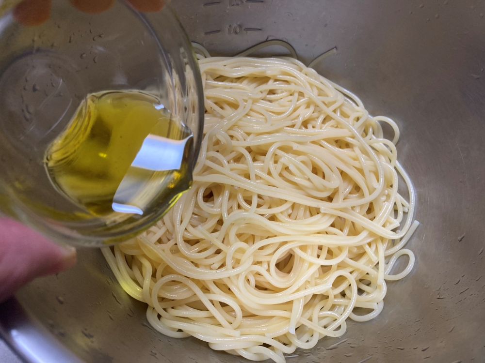 スパゲッティは袋の表示通りにゆで、流水でしめてからざるに上げ、水けをきって、少量のオリーブオイル（分量外）で和えて器に盛る。