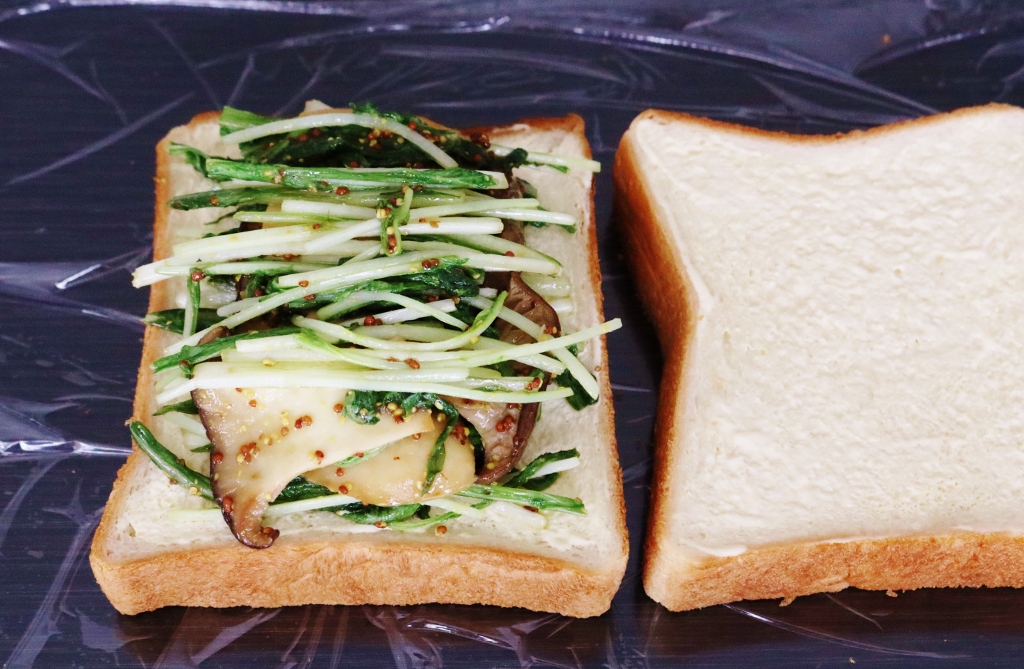 食パンにマヨネーズを塗り、あら熱をとった④をのせて挟み、ラップでしっかりとくるんでなじませる。