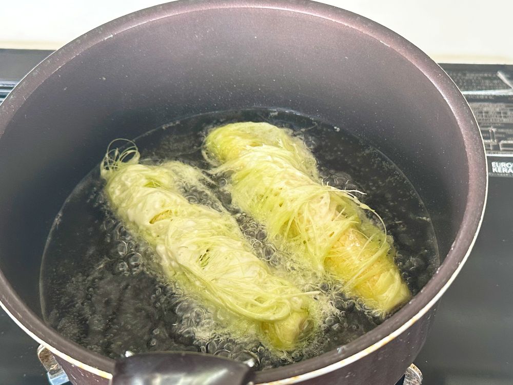 オリーブオイルを180℃に熱し、カラッと揚げる。