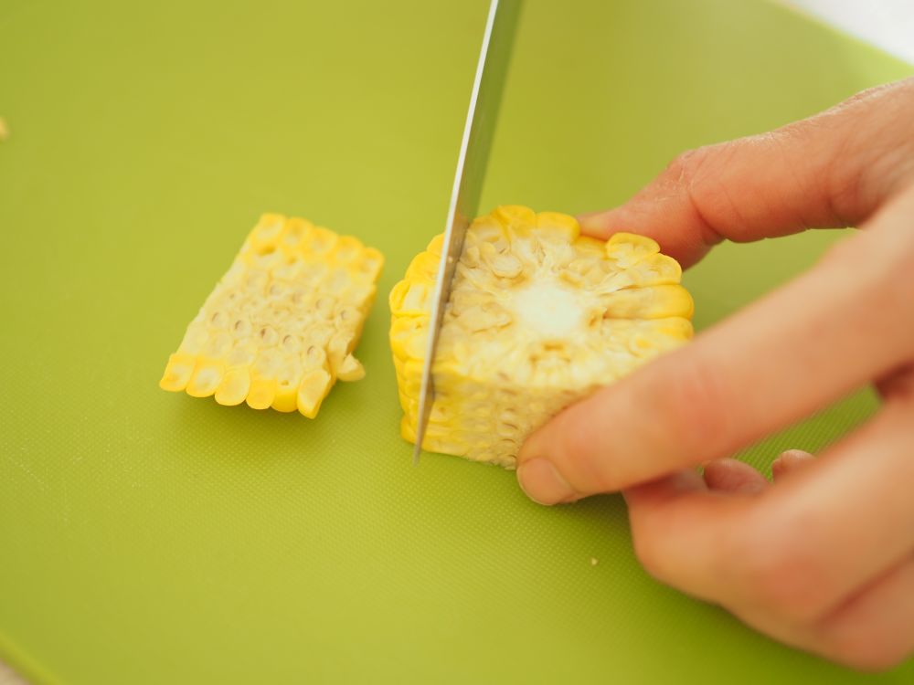 とうもろこしは軸から包丁で削いで、ほぐして25gほど用意する。
