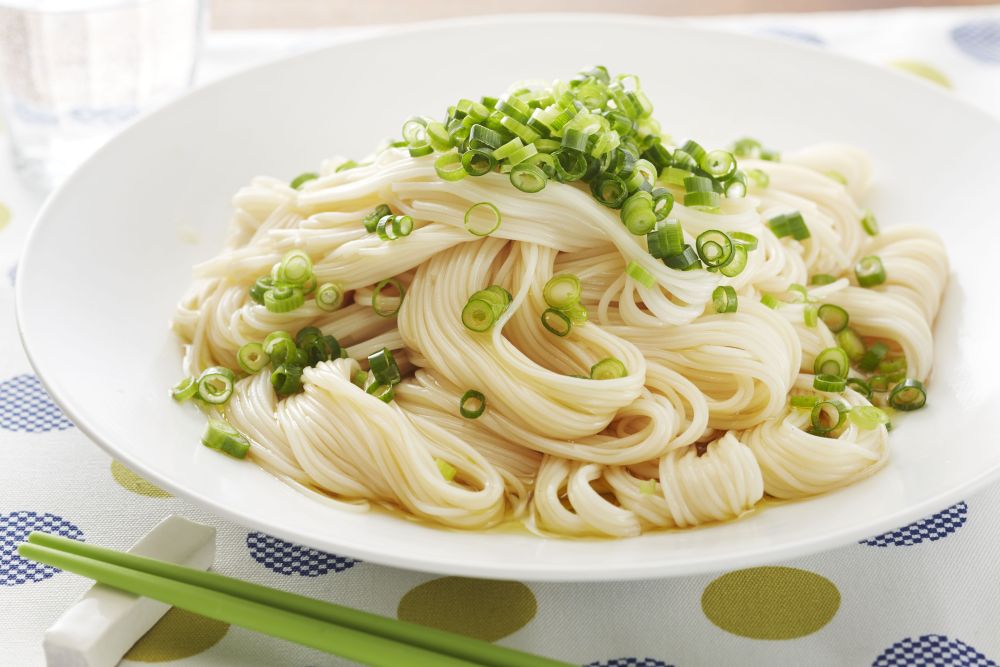 めんつゆとオリーブオイルでぶっかけ麺のベースつゆを。