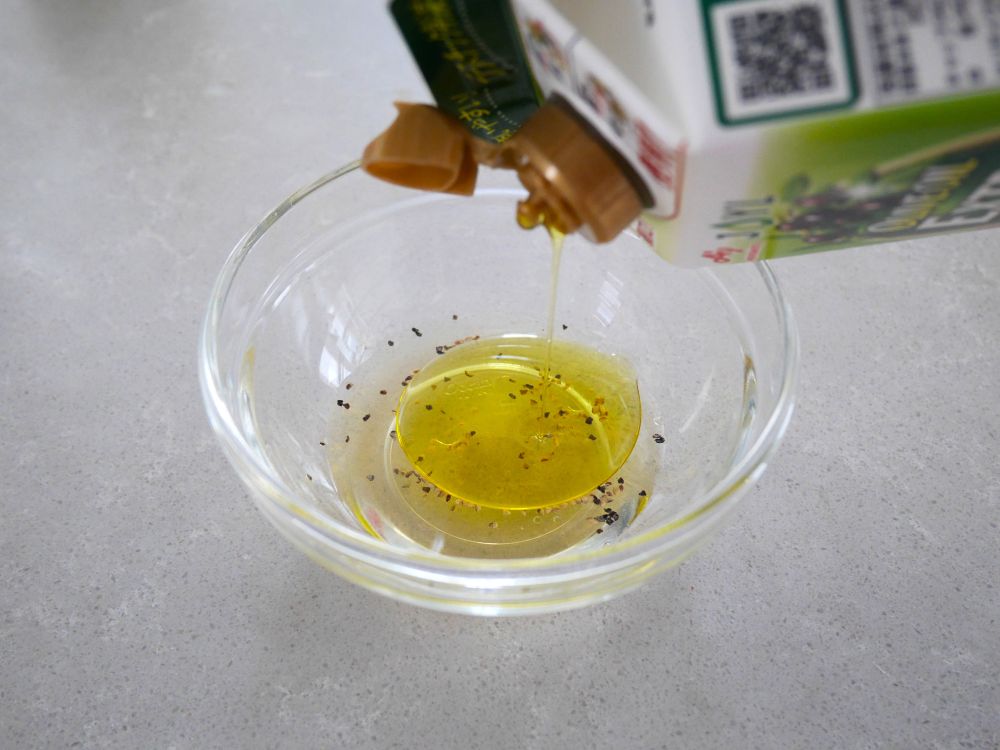ボウルに(a)を混ぜ合わせる。