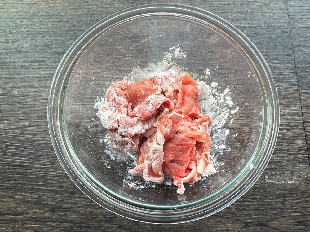 ボウルに豚こま切れ肉入れ、かたくり粉をまぶす。