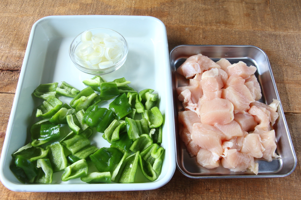 ピーマンはタネを除き、ひと口大に切る。長ねぎは小口切りにする。鶏むね肉はひと口大に切る。