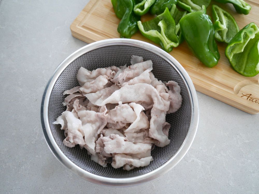 豚肉は熱湯でさっとゆで、ザルにあげて水けをきり、あら熱をとる。