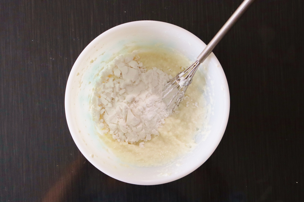 ボウルに絹ごし豆腐を入れ、ホイッパーで崩しながら、なめらかになるまで混ぜる。