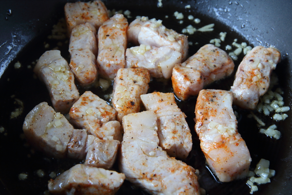 フライパンにオリーブオイルを熱してにんにくを炒め、香りが立ったら豚肉を加えて表面の色が変わるまで炒める。