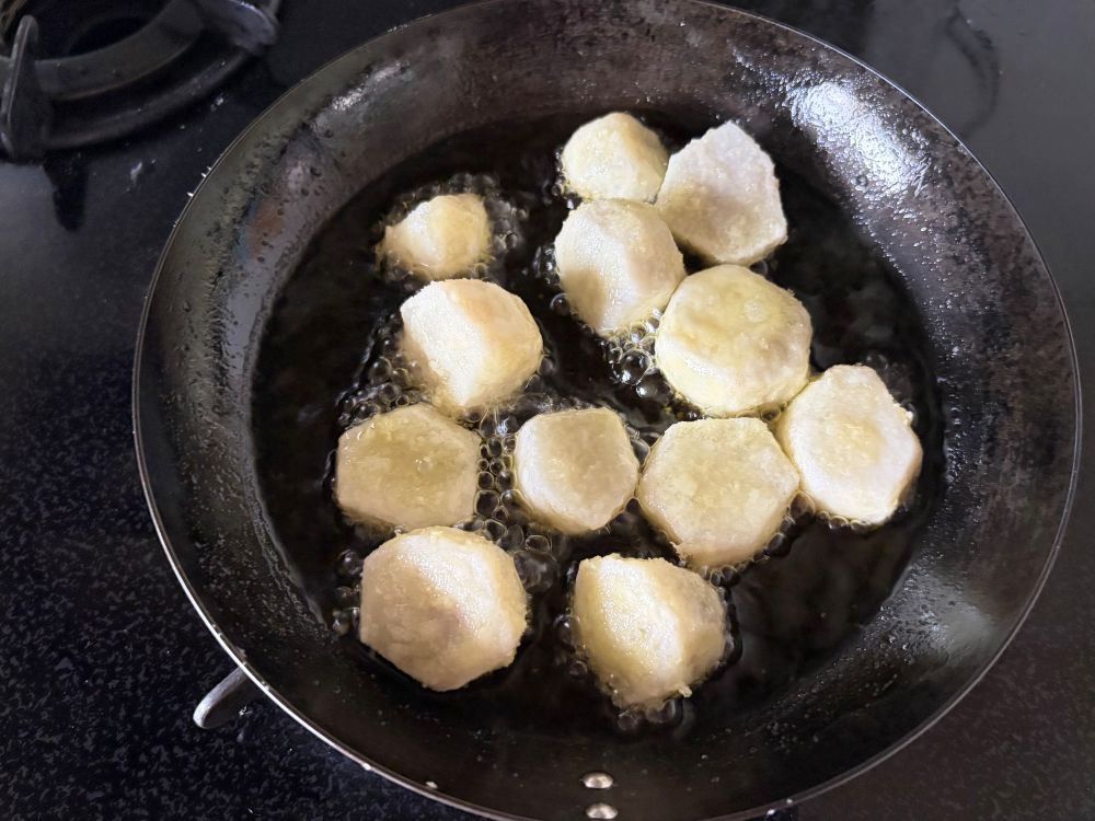 フライパンにオリーブオイルを入れて中火で熱し、170度の油で②を揚げ焼きにする。