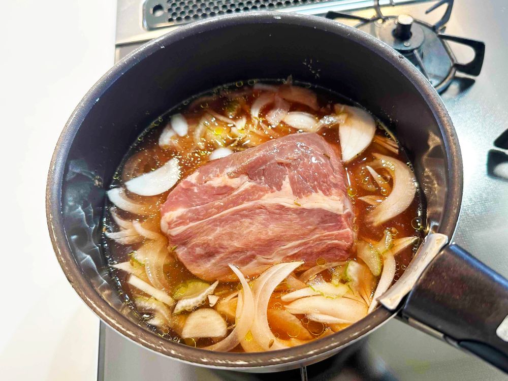 玉ねぎ、セロリをうす切りにし、鍋に入れオリーブオイルと一緒に中火で炒める。野菜の上に①の豚肉をたれごとのせ、ひたひたの水を加えて加熱する。沸騰したら弱火にしてふたをし、90～100分ほど蒸し煮する（途中、水分が少なくなったら適宜水を足す）。