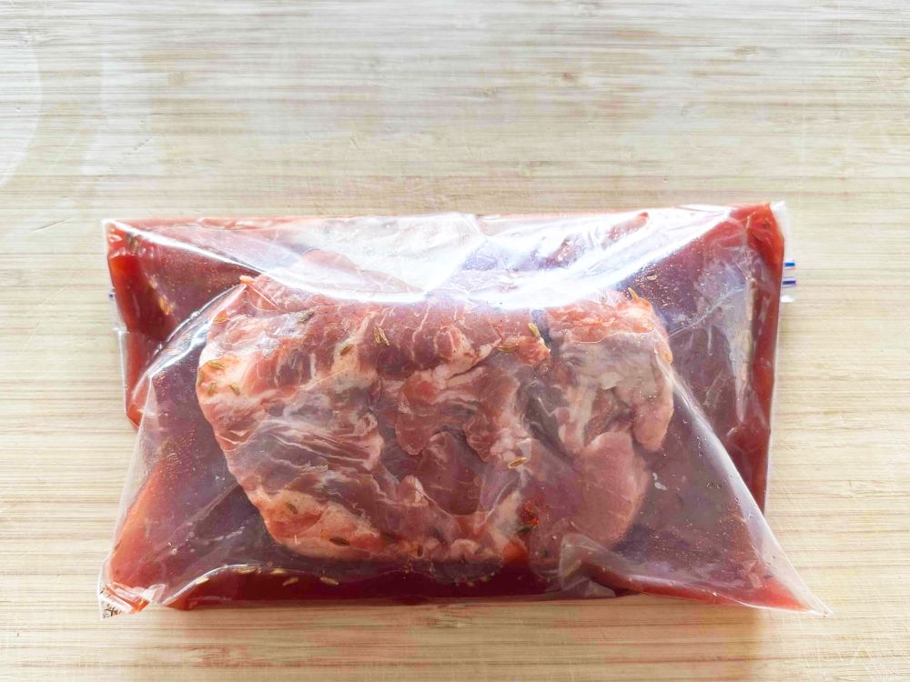 ポリ袋に（a）を入れて混ぜ、豚肉を加え、空気を抜いて冷蔵庫で半日ほど漬ける。