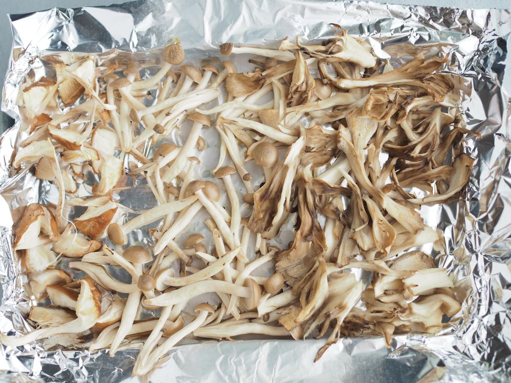 きのこは手でほぐし、アルミオイルにのせてオーブントースターで15分焼く。