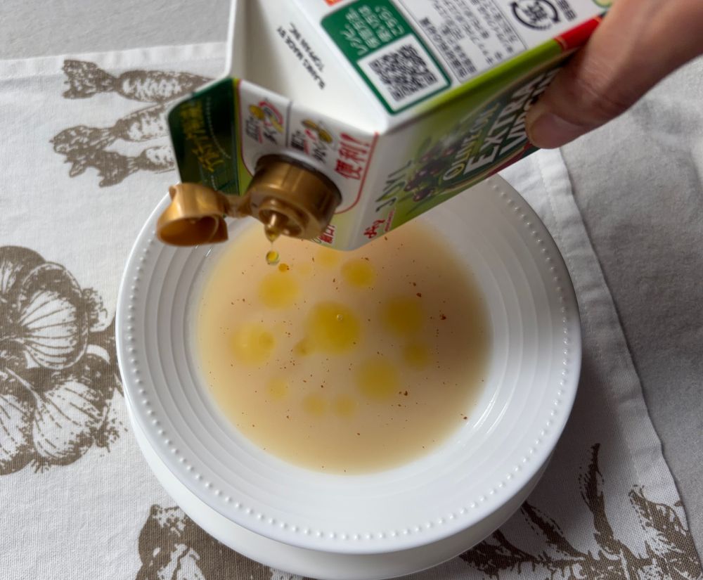 ⑤にシナモンパウダーを加えてよく混ぜ、器に注ぐ。オリーブオイルを回しかけ、ミントを飾る。