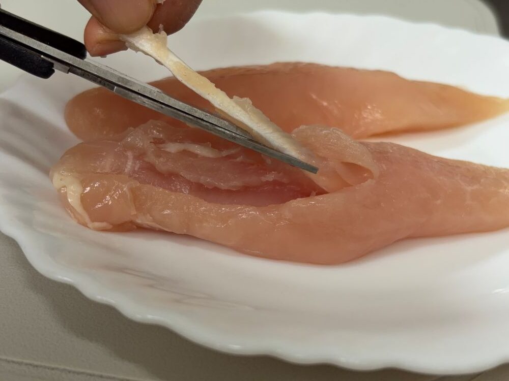 鶏ささ身は、キッチンバサミで切り込みを入れ、筋を除く。