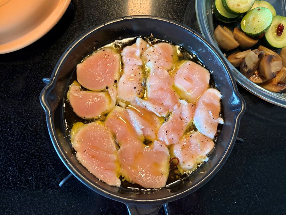 ②のフライパンの火を弱火にし、①の鶏むね肉を並べる。